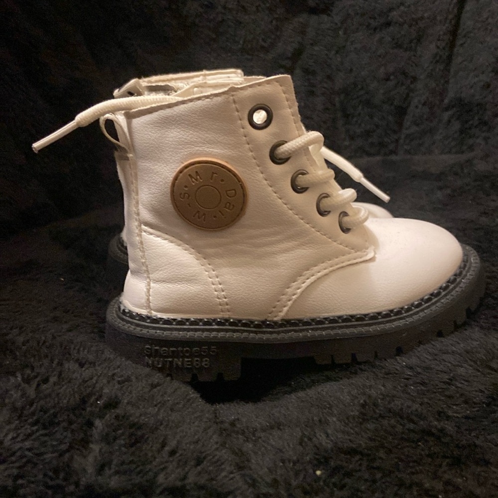 Snow boots